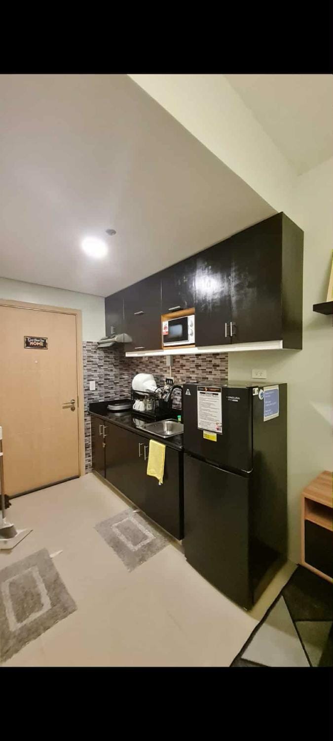 Kitchen or kitchenette, microwave, stove