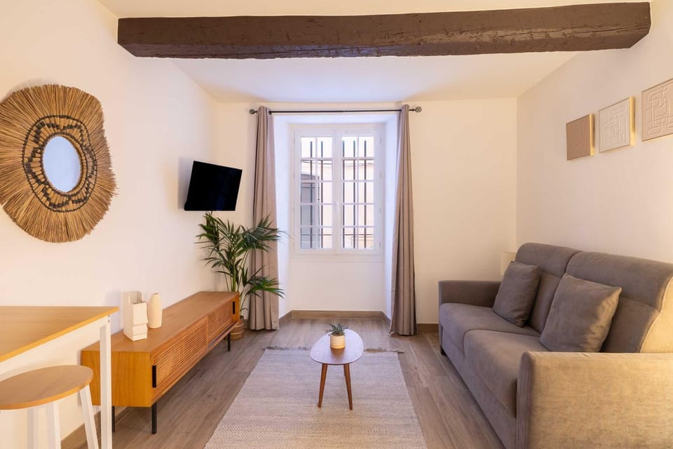 Bed, TV and multimedia, Living room, Seating area