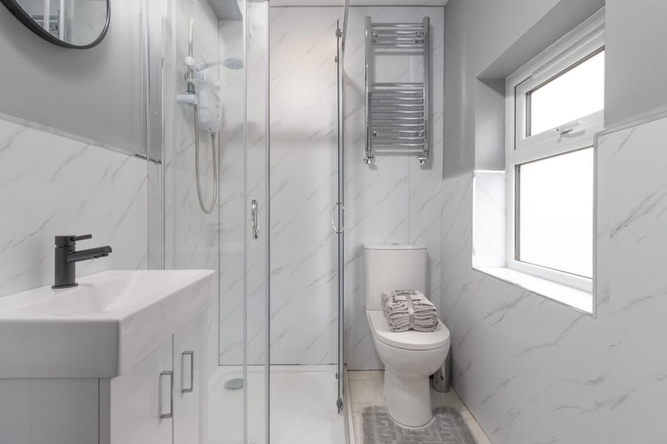 Shower, Toilet, Bathroom, towels