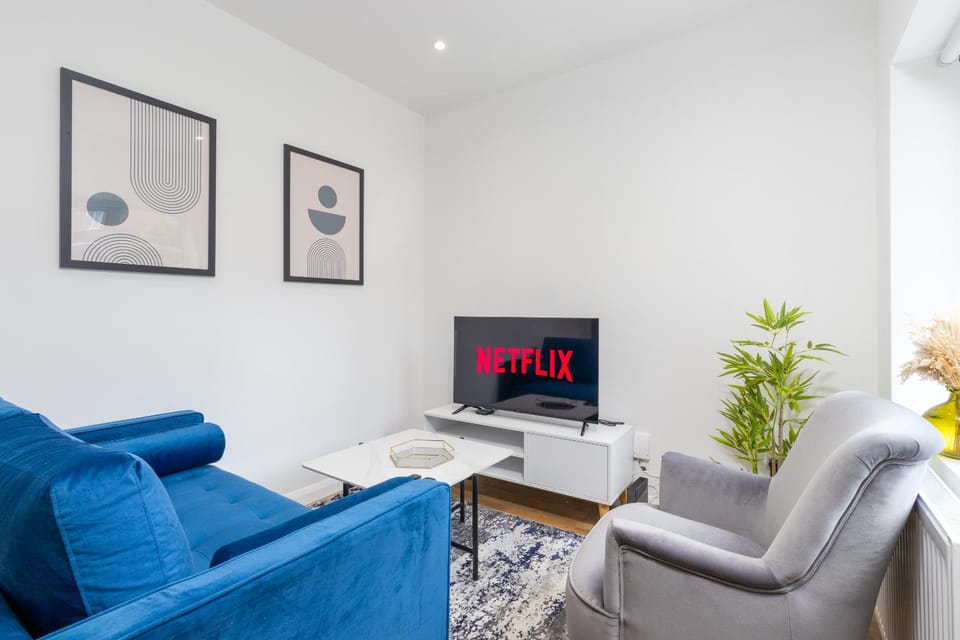 Communal lounge/ TV room, TV and multimedia, Living room, Seating area, Evening entertainment