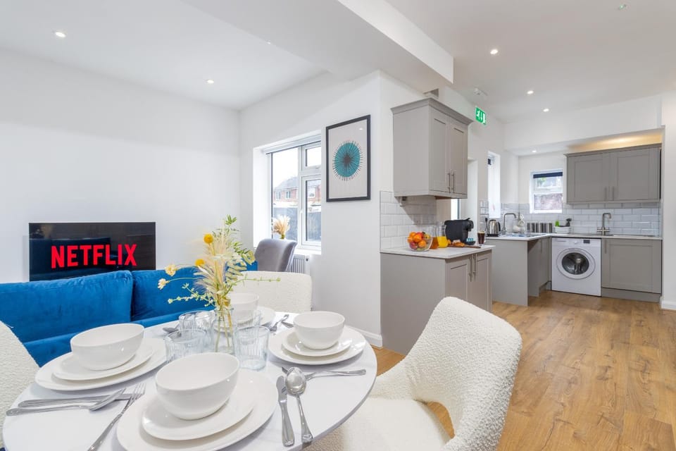 Kitchen or kitchenette, Living room, Food and drinks, Seating area, Dining area, Food, oven, stove, toaster, washing machine, dryer