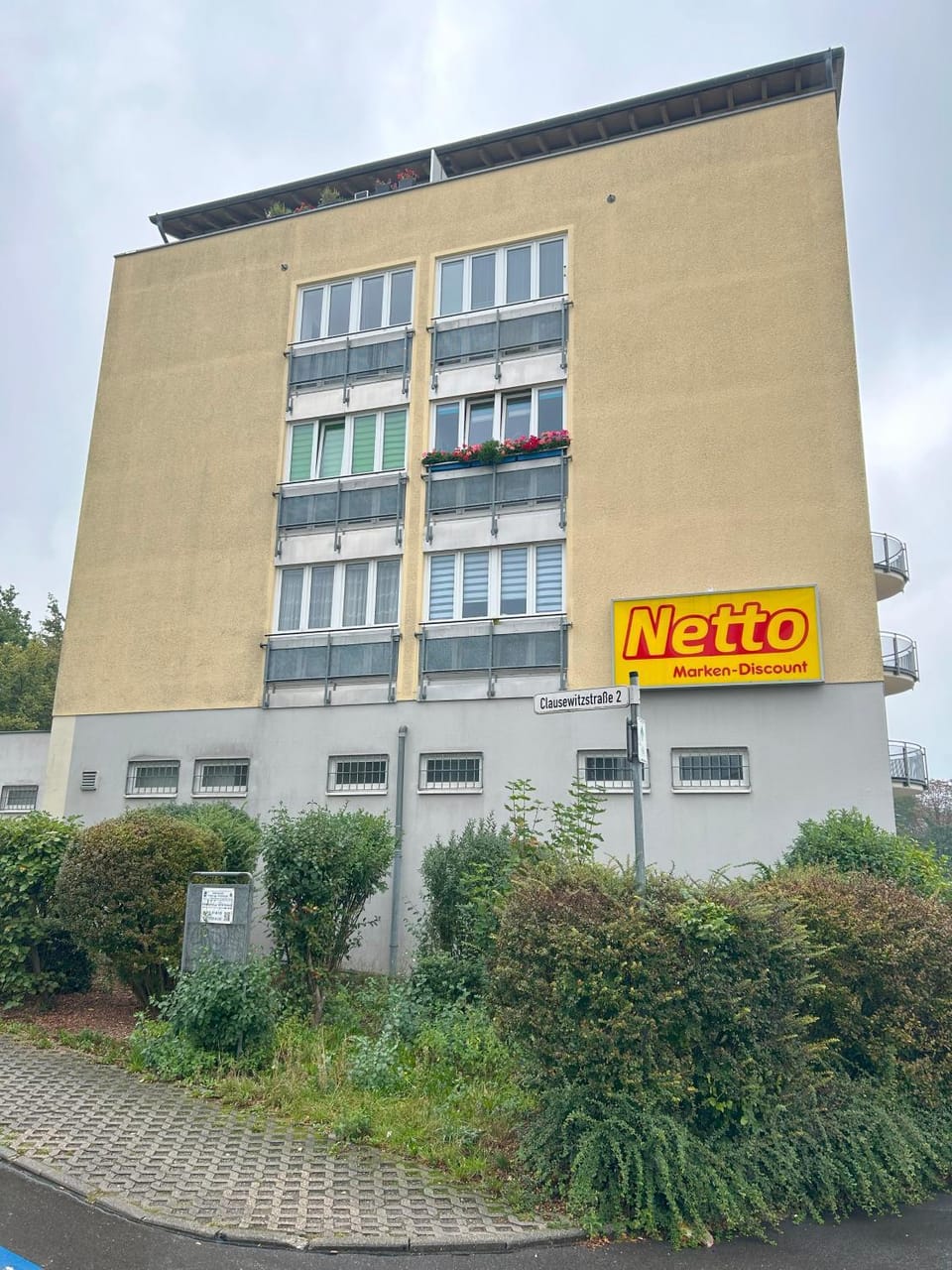 Facade/entrance