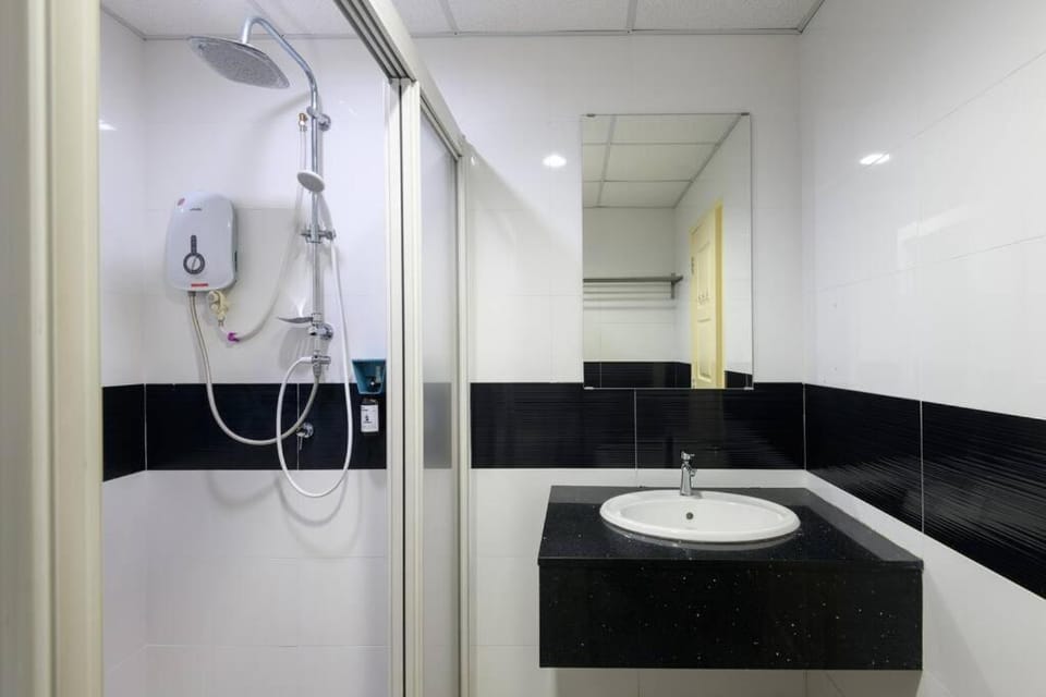2R2B Seaview Serenity 1 to 8pax Gurney Mansion One Apartment in George Town