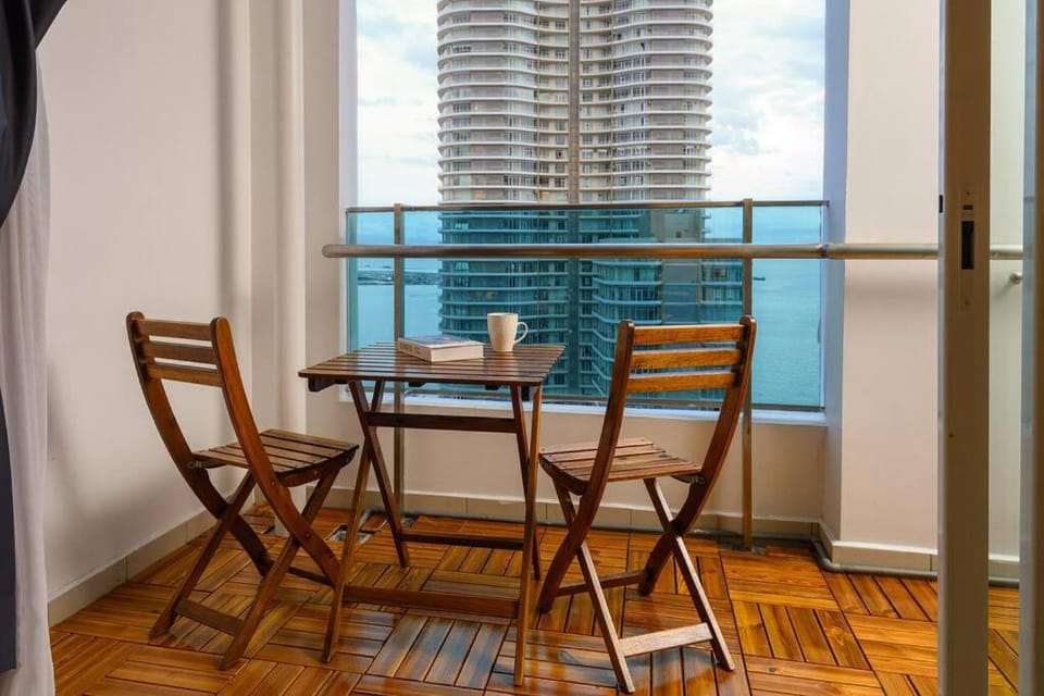 2R2B Seaview Serenity 1 to 8pax Gurney Mansion One Apartment in George Town