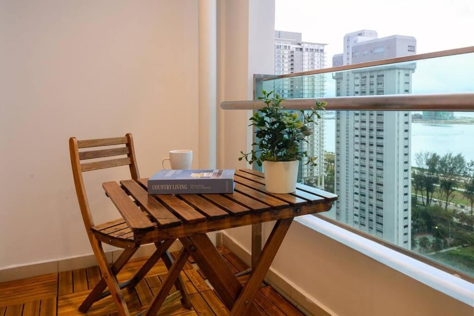 2R2B Seaview Serenity 1 to 8pax Gurney Mansion One Apartment in George Town