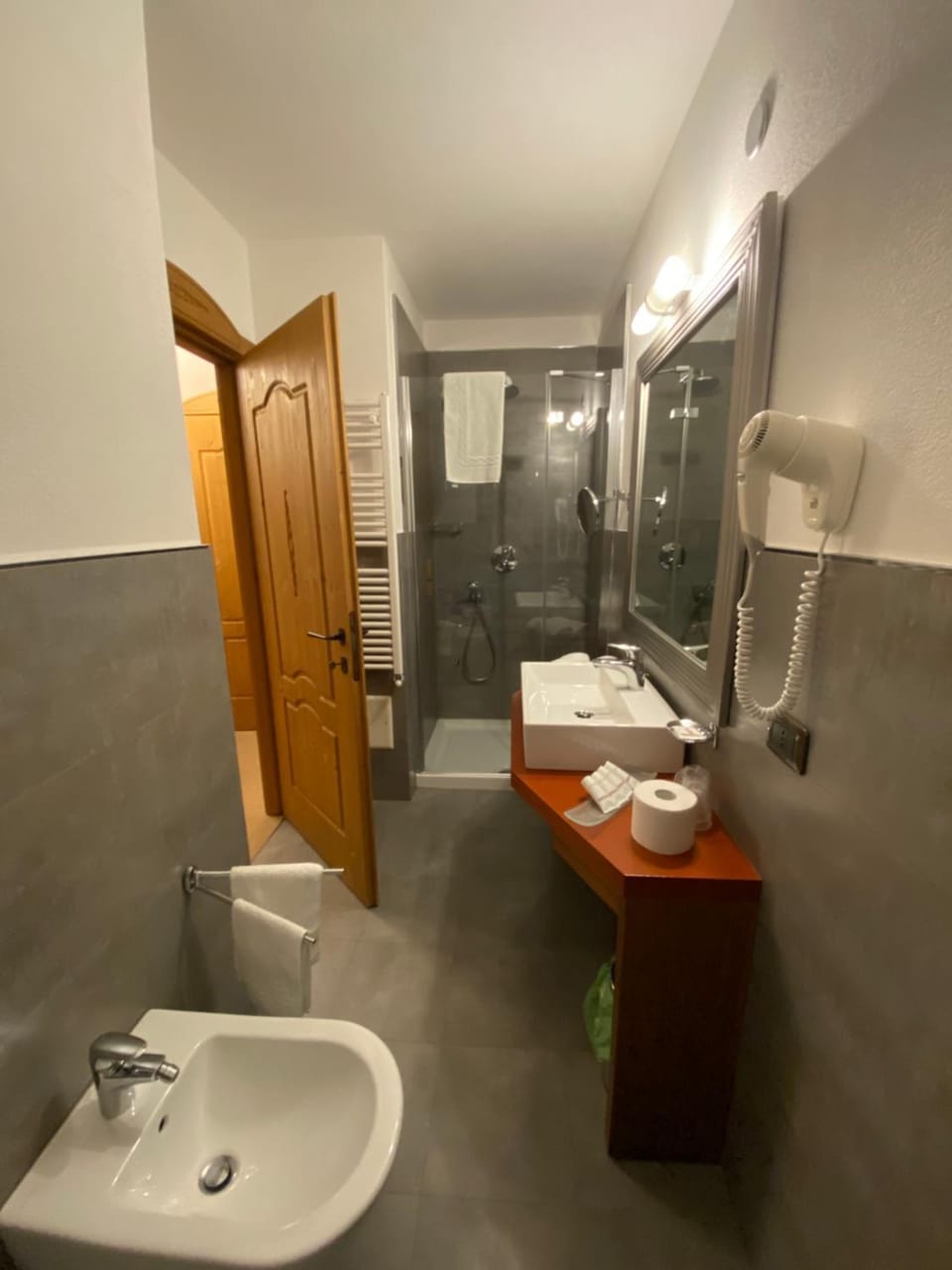 Shower, Toilet, Bathroom, bidet, towels