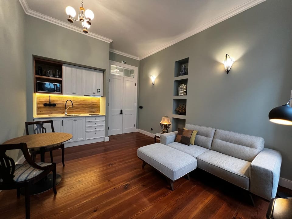 Kitchen or kitchenette, Living room, Seating area, Dining area