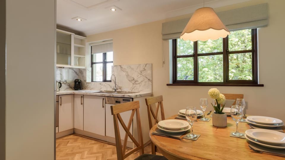 Kitchen or kitchenette, Dining area, pet friendly