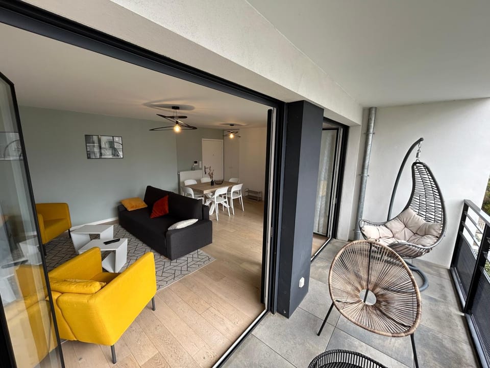 Balcony/Terrace, Living room, Seating area, Dining area, internet