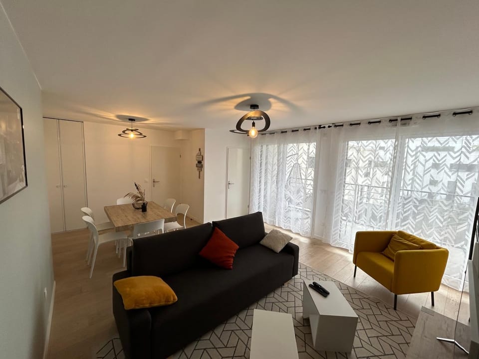 Living room, Seating area, Dining area, internet