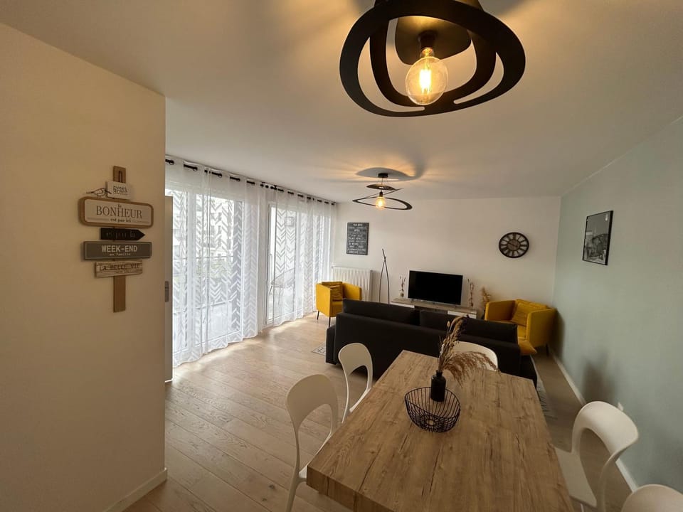 Living room, Seating area, Dining area, internet