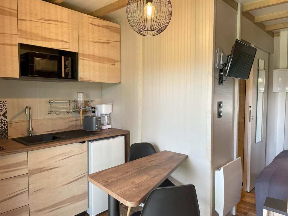 Coffee/tea facilities, Kitchen or kitchenette, Dining area, stove, toaster