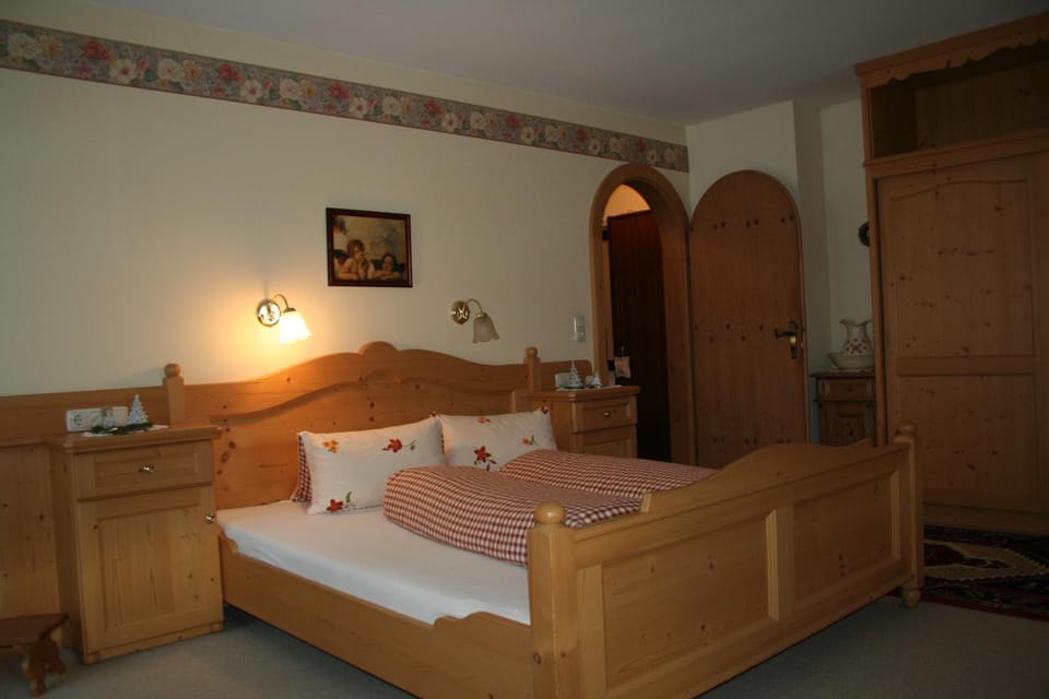 Photo of the whole room, Decorative detail, Bedroom