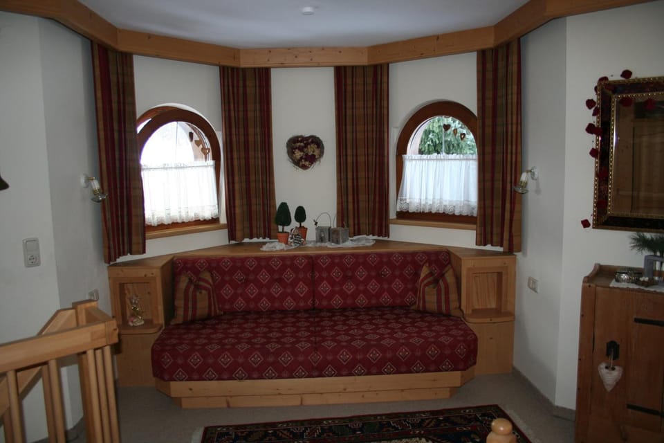 Photo of the whole room, Seating area