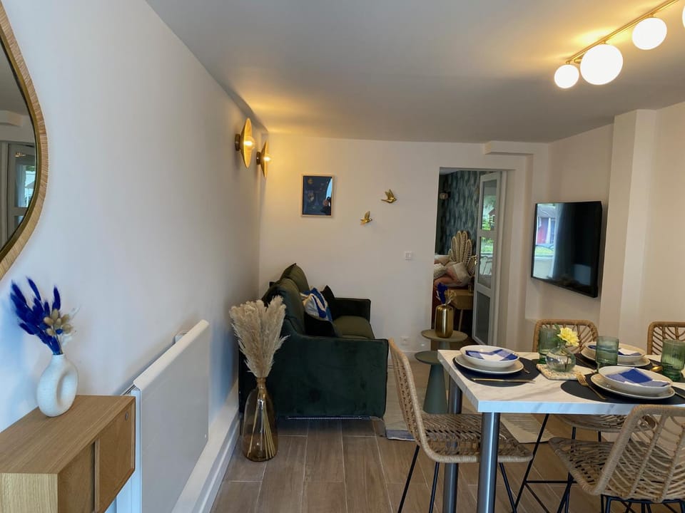 Living room, Dining area
