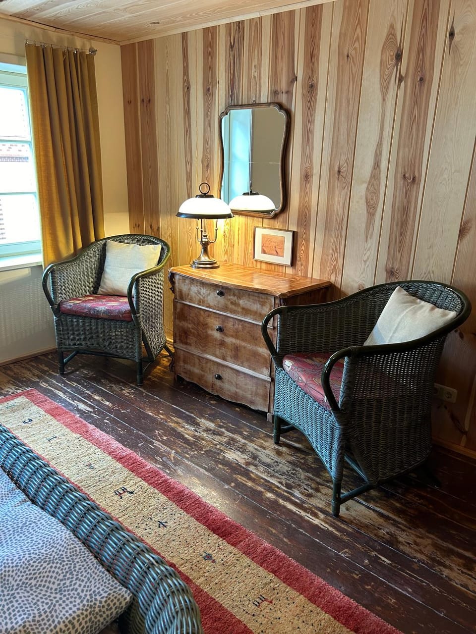 Seating area, Bedroom, wardrobe