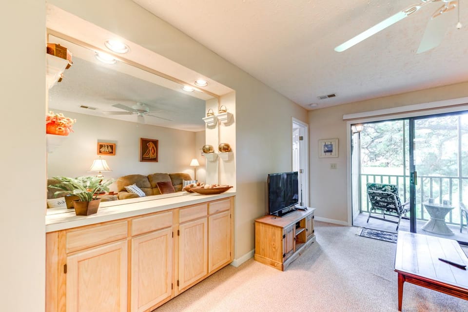 Little River Condo w/ Pool Access: 5 Mi to Beach House in Little River