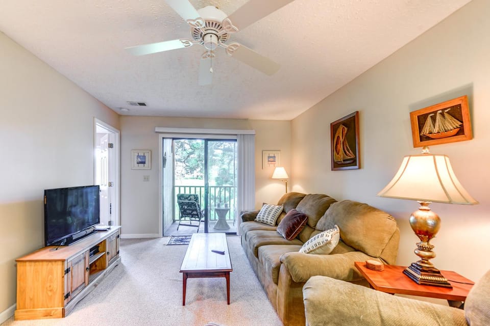 Little River Condo w/ Pool Access: 5 Mi to Beach House in Little River