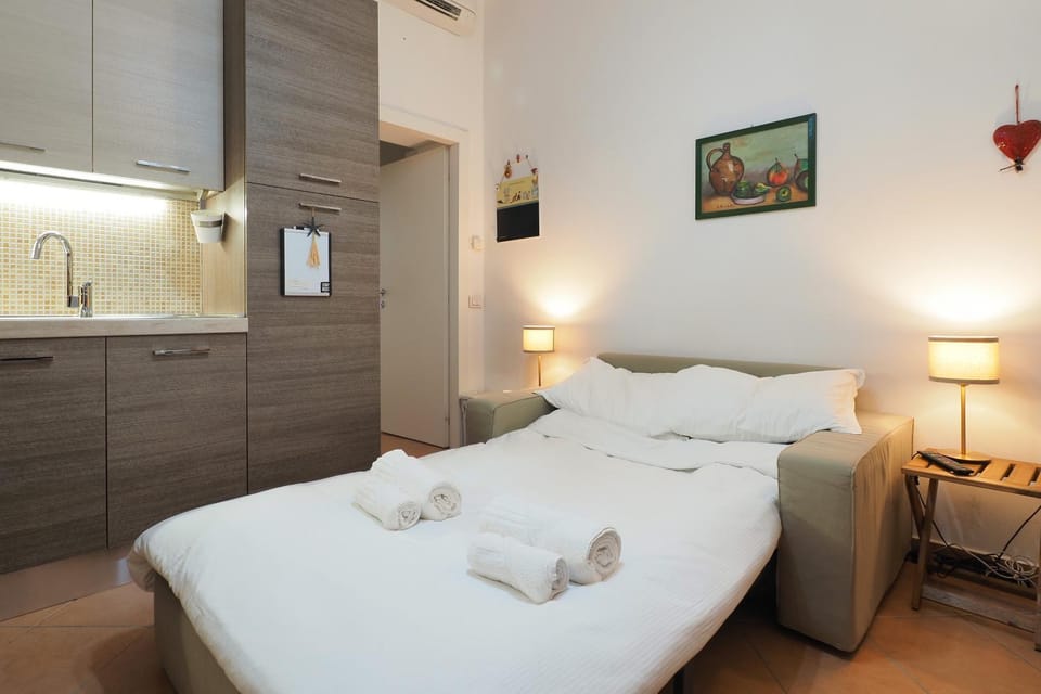 Bed, towels