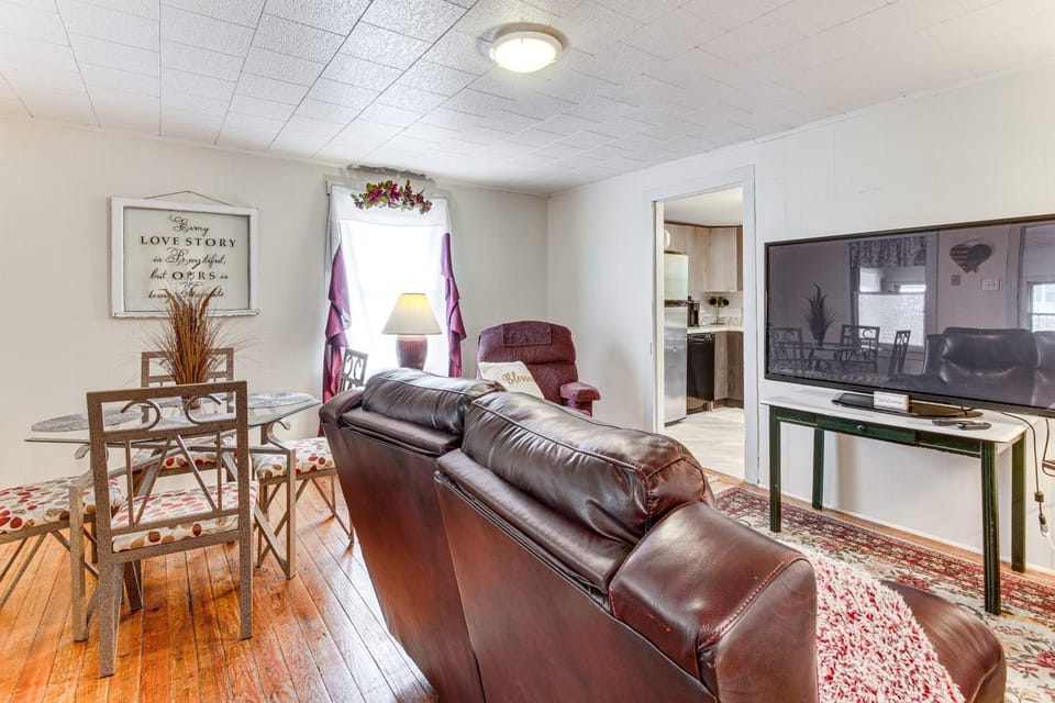 Charming Hillsboro Home < 1 Mi to Downtown! House in Illinois