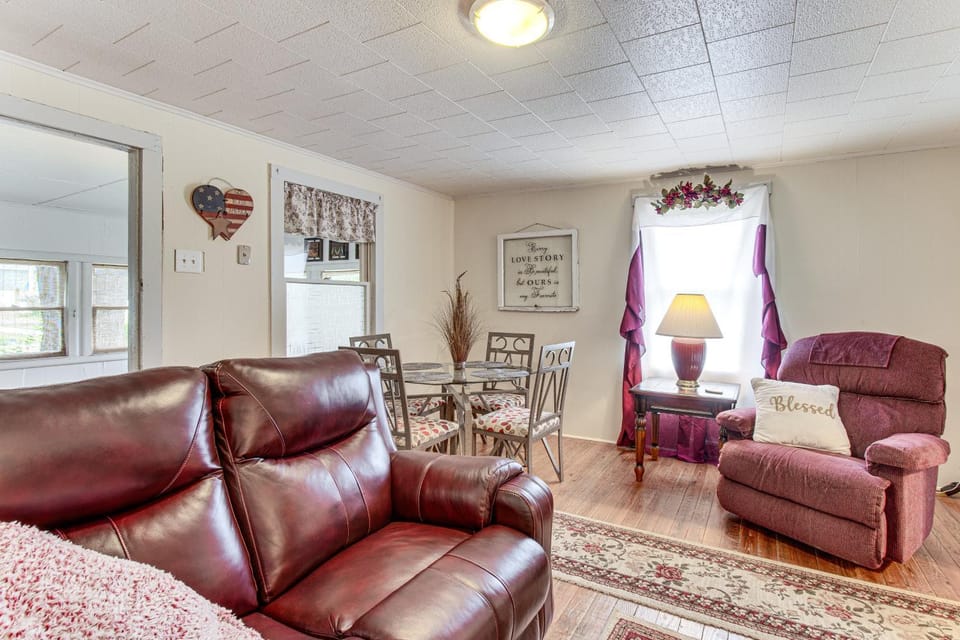 Charming Hillsboro Home < 1 Mi to Downtown! House in Illinois