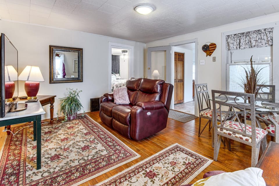 Charming Hillsboro Home < 1 Mi to Downtown! House in Illinois