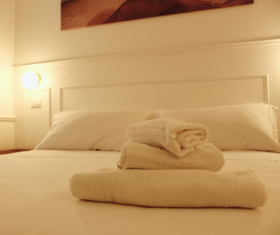 Bed, Bedroom, towels