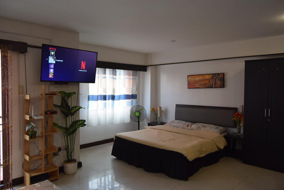 Shower, Bed, TV and multimedia, Balcony/Terrace, Kitchen or kitchenette, Photo of the whole room, Bedroom, towels