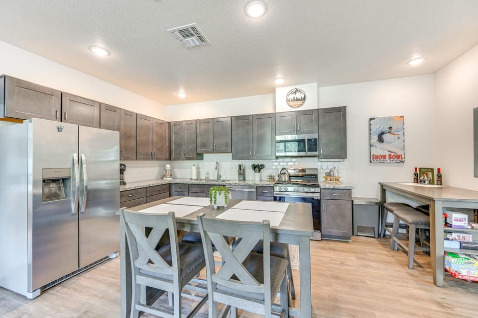 2 Mi to Dtwn & NAU: Flagstaff Condo w/ Patio! House in Flagstaff