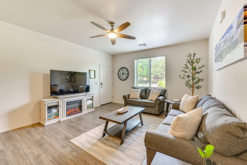 2 Mi to Dtwn & NAU: Flagstaff Condo w/ Patio! House in Flagstaff