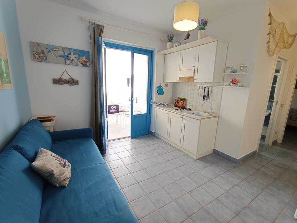 Kitchen or kitchenette, Living room, stove