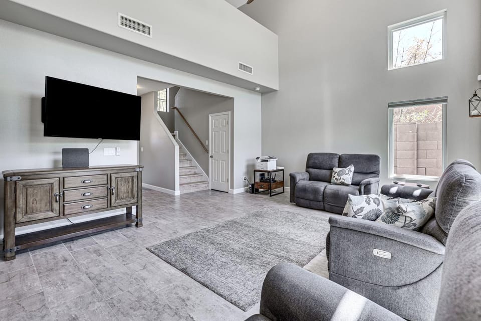 Golfer's Haven! PHX Getaway - 7 Mi to Dtwn! House in Phoenix