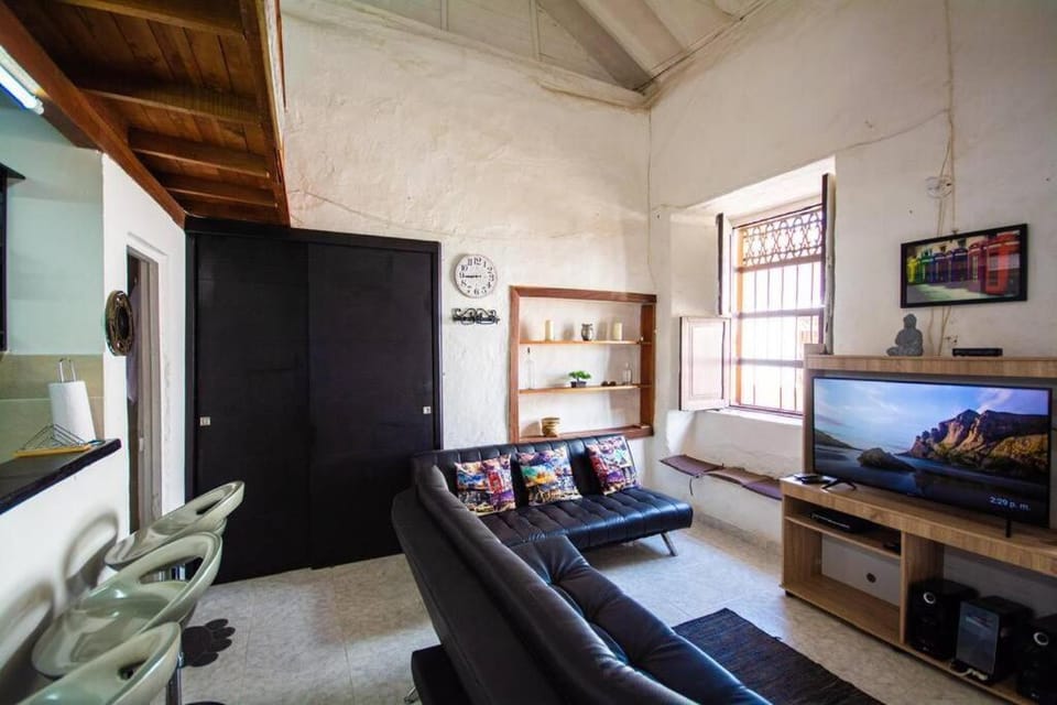 Communal lounge/ TV room, TV and multimedia, Living room, Seating area, Evening entertainment
