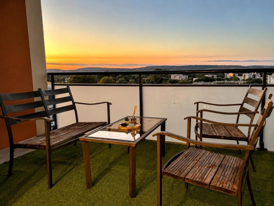 Appartement élégant avec terrasse & vue dégagée Apartment in Bourgoin-Jallieu
