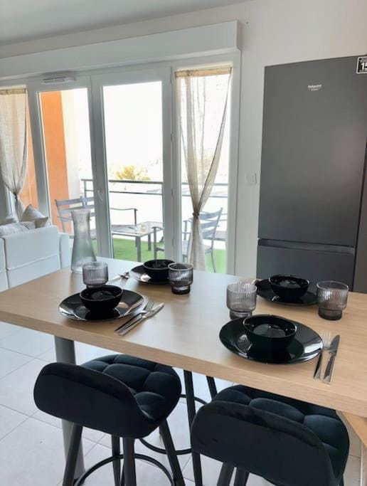 Appartement moderne avec terrasse Vue dégagée Apartment in Bourgoin-Jallieu