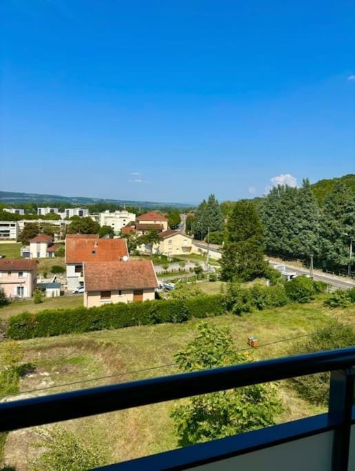 Appartement moderne avec terrasse Vue dégagée Apartment in Bourgoin-Jallieu