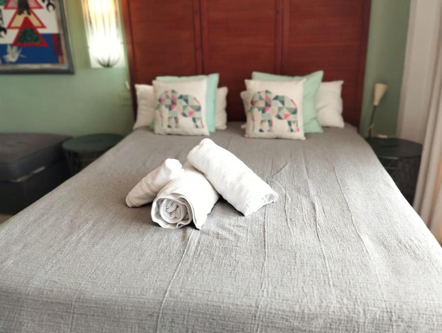 Bed, towels