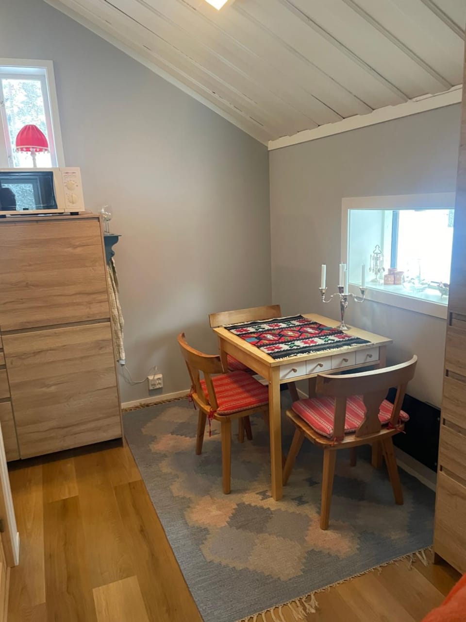 Kitchen or kitchenette, Dining area