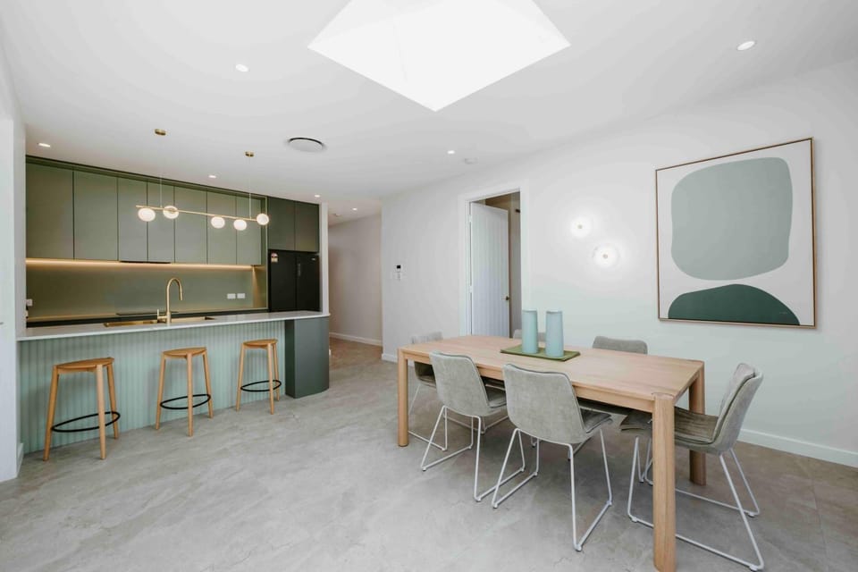 Kitchen or kitchenette, Dining area