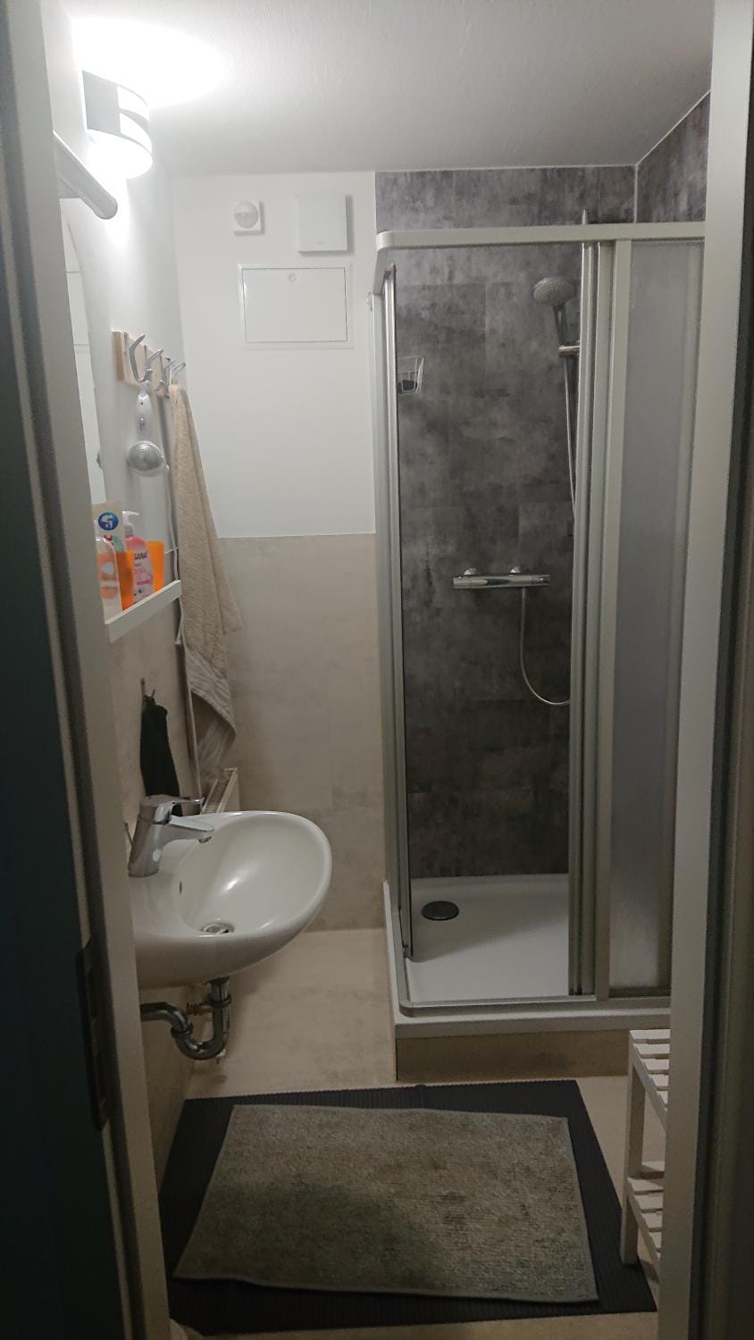 Zweibettzimmer mit Gemeinschaftsküche und Gemeinschaftsbädern Vacation rental in Erzgebirgskreis