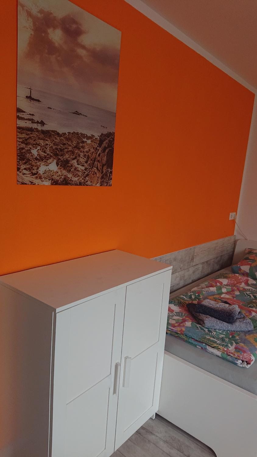 Zweibettzimmer mit Gemeinschaftsküche und Gemeinschaftsbädern Vacation rental in Erzgebirgskreis