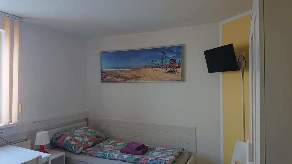 Zweibettzimmer mit Gemeinschaftsküche und Gemeinschaftsbädern Vacation rental in Erzgebirgskreis