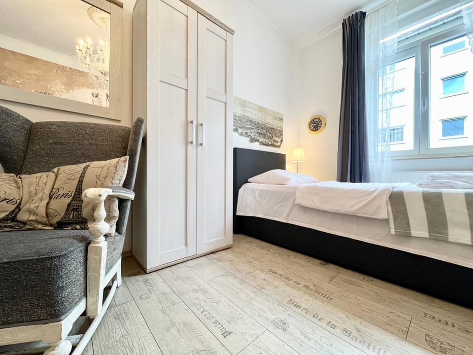 Bed, Living room, Photo of the whole room, Seating area, Bedroom