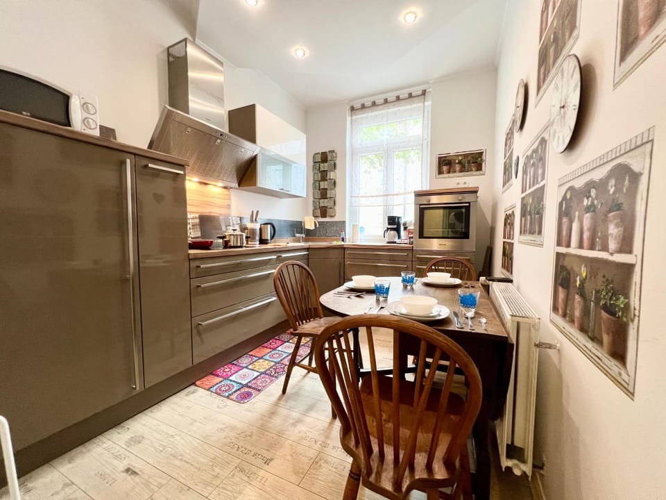 Kitchen or kitchenette, Dining area, dishwasher, minibar, oven, stove