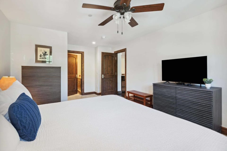 Ascent 110 by East West Hospitality Apartment in Avon