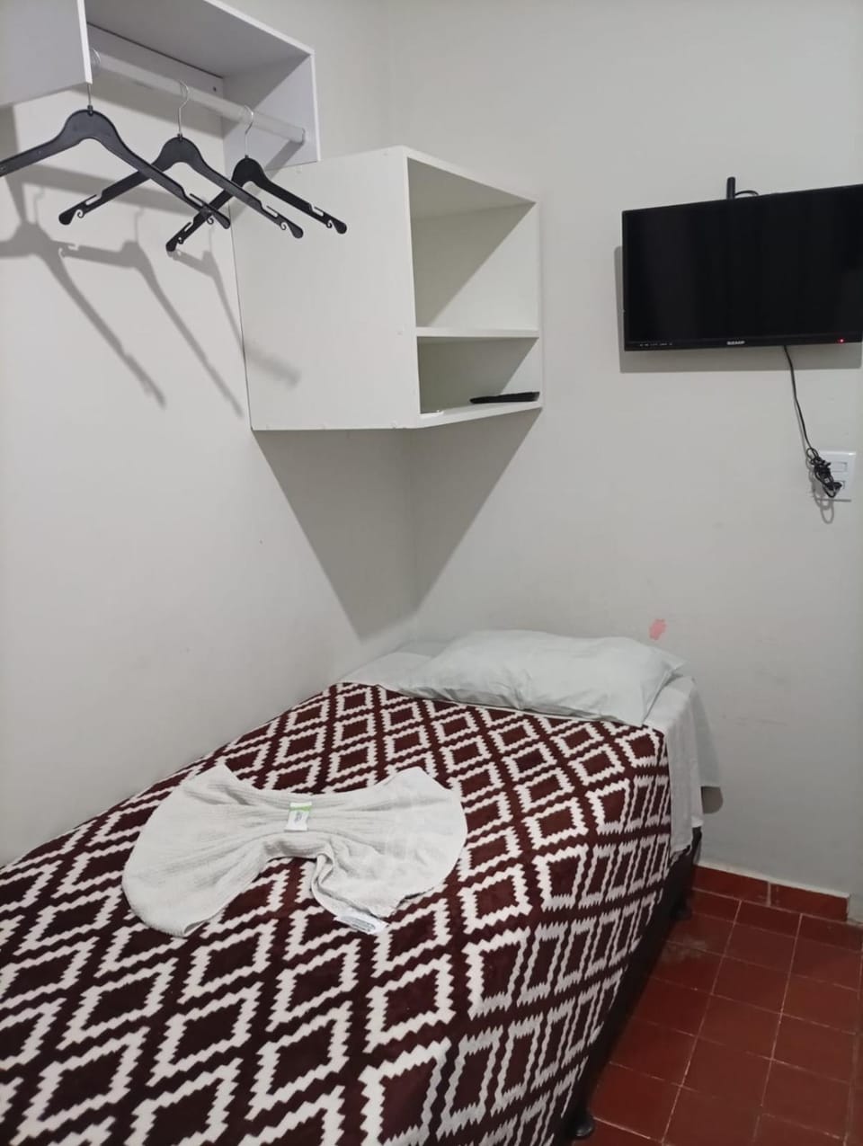 Bed, Bathroom, TV and multimedia, Bedroom, towels, air conditioner