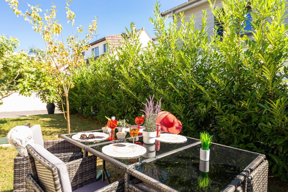 Patio, Garden, Dining area, Garden view