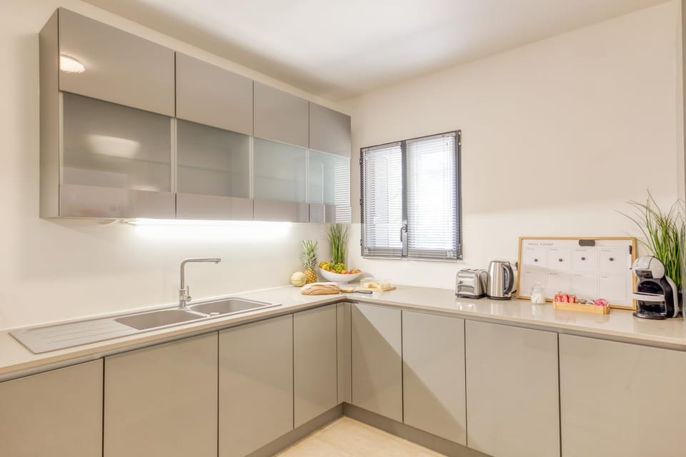 Coffee/tea facilities, Kitchen or kitchenette, stove, toaster