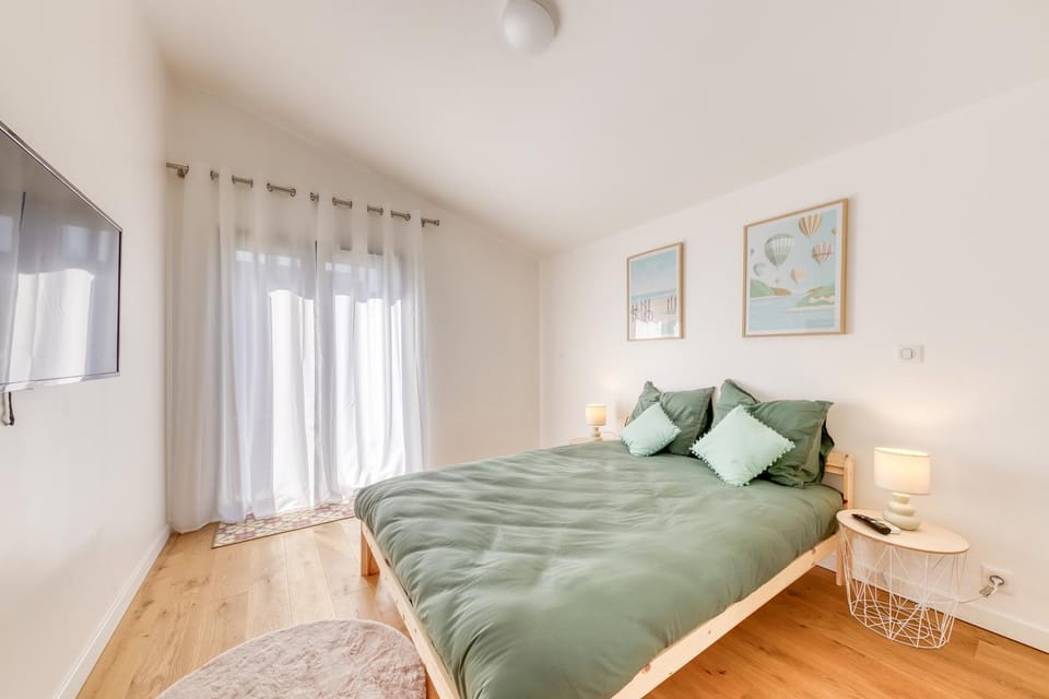 Bed, TV and multimedia, Photo of the whole room, Bedroom