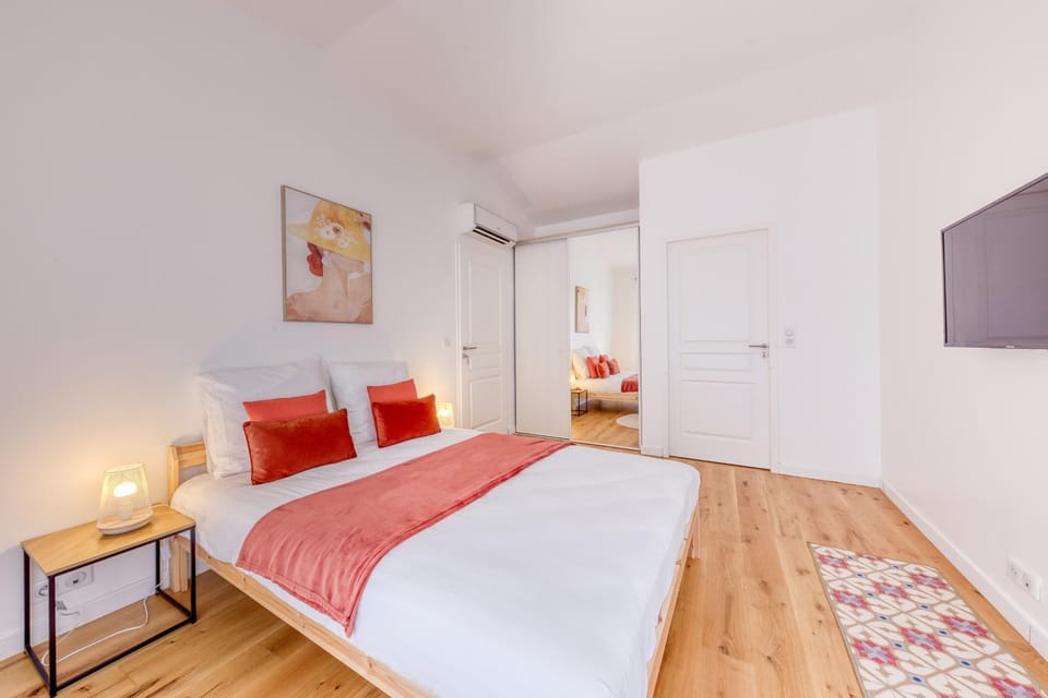 Bed, TV and multimedia, Photo of the whole room, Bedroom, wardrobe